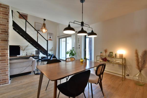 Maison rénovée de 100 m² avec double garage, jardin, terrasses