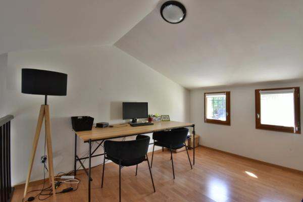 Maison rénovée de 100 m² avec double garage, jardin, terrasses