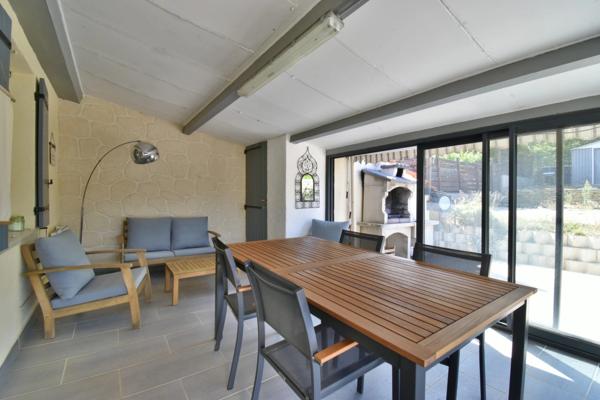 Maison rénovée de 100 m² avec double garage, jardin, terrasses