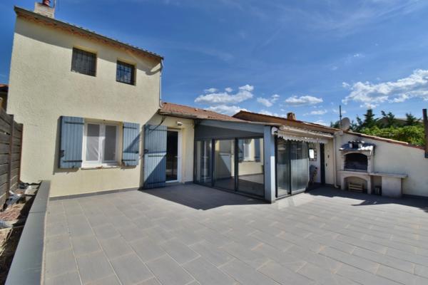 Maison rénovée de 100 m² avec double garage, jardin, terrasses