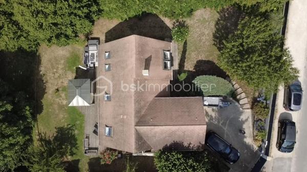 À découvrir, belle maison familiale de 142 m² habitables, située au cœur du hameau de La Richarderie à Jouars-Pontchartrain, un secteur particulièrement recherché pour son calme et son environnement résidentiel, tout en restant à proximité du centre-ville et de ses commodités.

Entièrement rénovée en 2019, cette maison offre de beaux volumes et une distribution fonctionnelle, idéale pour une famille.
Elle se compose de 4 chambres, de 2 salles de bains, dont une en rez-de-chaussée et une à l'étage, ainsi que de pièces de vie agréables et lumineuses. La cuisine aménagée et équipée s'intègre parfaitement à l'espace de vie.
À l'extérieur, vous profiterez d'une grande terrasse et d'un terrain agréable, idéal pour les moments en famille ou entre amis.
Un double garage de 36 m² complète ce bien et offre un espace de stationnement et de rangement particulièrement appréciable. Plusieurs véhicules peuvent également être stationnés dans l'allée de la propriété.
Une maison soignée, rénovée et parfaitement adaptée à une vie de famille, dans un environnement calme et recherché.

La Richarderie – Jouars-Pontchartrain
142 m² habitables
4 chambres
 2 salles de bains
 Double garage de 36 m²
Terrasse et terrain de 1042 m²

Un emplacement pratique au quotidien
La maison bénéficie de la proximité du centre-ville de Jouars-Pontchartrain, avec ses commerces et services du quotidien : boulangeries, pharmacie, commerces de proximité, restaurants et autres commodités. La commune dispose également d'équipements scolaires, sportifs, culturels et de loisirs.

Côté transports, Jouars-Pontchartrain bénéficie d'un réseau de bus permettant notamment de rejoindre les communes et gares voisines. La gare de Villiers-Neauphle-Pontchartrain, desservie par la ligne Transilien N en direction de Paris-Montparnasse et Dreux, se situe à environ 3 km du centre-ville. La commune bénéficie également d'un service de Transport à la Demande.

L'accès routier est également facilité par la proximité de la RN12, permettant de rejoindre facilement les principaux axes franciliens.

Un bien rare dans un secteur recherché. 
À découvrir sans tarder !

SARA RODRIGUES 
BSK IMMOBILIER 
06 33 82 07 35