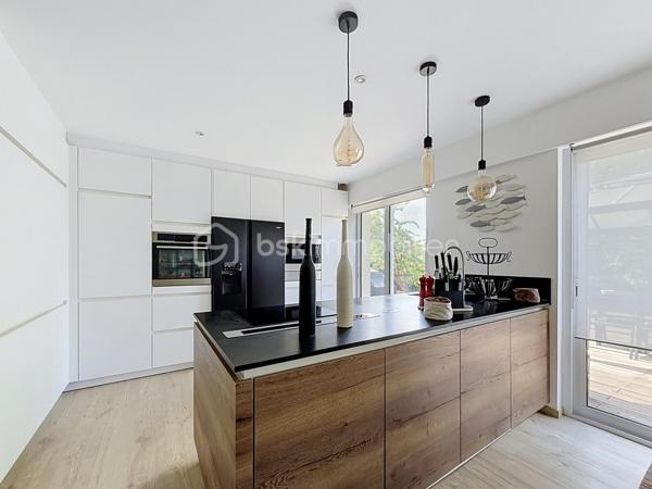À découvrir, belle maison familiale de 142 m² habitables, située au cœur du hameau de La Richarderie à Jouars-Pontchartrain, un secteur particulièrement recherché pour son calme et son environnement résidentiel, tout en restant à proximité du centre-ville et de ses commodités.

Entièrement rénovée en 2019, cette maison offre de beaux volumes et une distribution fonctionnelle, idéale pour une famille.
Elle se compose de 4 chambres, de 2 salles de bains, dont une en rez-de-chaussée et une à l'étage, ainsi que de pièces de vie agréables et lumineuses. La cuisine aménagée et équipée s'intègre parfaitement à l'espace de vie.
À l'extérieur, vous profiterez d'une grande terrasse et d'un terrain agréable, idéal pour les moments en famille ou entre amis.
Un double garage de 36 m² complète ce bien et offre un espace de stationnement et de rangement particulièrement appréciable. Plusieurs véhicules peuvent également être stationnés dans l'allée de la propriété.
Une maison soignée, rénovée et parfaitement adaptée à une vie de famille, dans un environnement calme et recherché.

La Richarderie – Jouars-Pontchartrain
142 m² habitables
4 chambres
 2 salles de bains
 Double garage de 36 m²
Terrasse et terrain de 1042 m²

Un emplacement pratique au quotidien
La maison bénéficie de la proximité du centre-ville de Jouars-Pontchartrain, avec ses commerces et services du quotidien : boulangeries, pharmacie, commerces de proximité, restaurants et autres commodités. La commune dispose également d'équipements scolaires, sportifs, culturels et de loisirs.

Côté transports, Jouars-Pontchartrain bénéficie d'un réseau de bus permettant notamment de rejoindre les communes et gares voisines. La gare de Villiers-Neauphle-Pontchartrain, desservie par la ligne Transilien N en direction de Paris-Montparnasse et Dreux, se situe à environ 3 km du centre-ville. La commune bénéficie également d'un service de Transport à la Demande.

L'accès routier est également facilité par la proximité de la RN12, permettant de rejoindre facilement les principaux axes franciliens.

Un bien rare dans un secteur recherché. 
À découvrir sans tarder !

SARA RODRIGUES 
BSK IMMOBILIER 
06 33 82 07 35