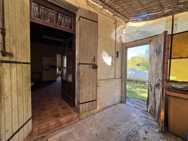 Saint-Yzan-de-Soudiac (33920) Maison à rénover en R+1 de 80m2 sur parcelle constructible de 944m2