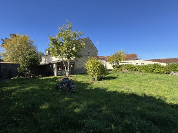 Saint-Yzan-de-Soudiac (33920) Maison à rénover en R+1 de 80m2 sur parcelle constructible de 944m2