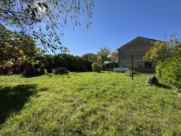 Saint-Yzan-de-Soudiac (33920) Maison à rénover en R+1 de 80m2 sur parcelle constructible de 944m2