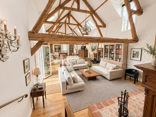 RARE SUR LE MARCHÉ – CHARME, AUTHENTICITÉ ET RÉNOVATION DE QUALITÉ !

Amoureux de poutres , de belles pierres, des volumes généreux et des maisons chargées d’histoire, laissez-vous séduire par cette magnifique maison de caractère, idéalement située à seulement 3 minutes de Chaumont-en-Vexin.

Ayant su préserver tout son charme et son authenticité, cette propriété a bénéficié d’une belle rénovation alliant le cachet de l’ancien au confort d’aujourd’hui, avec notamment de bonnes performances énergétiques.

Dès l’entrée, le ton est donné : de beaux espaces de vie, une atmosphère chaleureuse et des prestations de qualité.

Au rez-de-chaussée, vous découvrirez :

    Une entrée avec WC.
    Une belle salle à manger de 24 m².
    Une cuisine de 13 m².
    Un spectaculaire salon cathédrale de 67 m², véritable pièce maîtresse de la maison, sublimé par une magnifique cheminée permettant également d’assurer un chauffage central au bois.
    Une chambre de plain-pied, véritable atout au quotidien.

À l’étage :

Un agréable palier dessert trois chambres, dont une spacieuse chambre de 22 m².

La maison bénéficie également d’un sous-sol total comprenant notamment un vaste espace de 63 m² ainsi qu’une superbe cave voûtée en pierre de taille de 18 m², véritable témoignage du caractère authentique de cette propriété.

À l’extérieur, vous profiterez d’un terrain de 715 m², agrémenté d’une magnifique terrasse de 56 m² exposée Ouest, parfaite pour savourer les belles soirées ensoleillées.

Un garage de 17 m² complète l’ensemble.

Côté prestations :

    Toiture intégralement refaite avec sous-toiture.
    Rénovation soignée et bonnes performances énergétiques.
    Chauffage central au bois grâce à la cheminée.
    Assainissement individuel par fosse septique.
    Maison parfaitement entretenue.
    Volumes exceptionnels et cachet préservé.

UN BIEN RARE, UNE ÂME, UN VÉRITABLE COUP DE CŒUR ! 

Cette propriété séduira les acquéreurs à la recherche d’une maison authentique, chaleureuse et pleine de personnalité, sans compromis sur le confort et la qualité des prestations.

Une visite s’impose pour apprécier pleinement le charme et les volumes de cette maison unique !