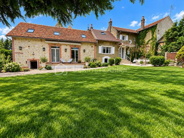 RARE SUR LE MARCHÉ – CHARME, AUTHENTICITÉ ET RÉNOVATION DE QUALITÉ !

Amoureux de poutres , de belles pierres, des volumes généreux et des maisons chargées d’histoire, laissez-vous séduire par cette magnifique maison de caractère, idéalement située à seulement 3 minutes de Chaumont-en-Vexin.

Ayant su préserver tout son charme et son authenticité, cette propriété a bénéficié d’une belle rénovation alliant le cachet de l’ancien au confort d’aujourd’hui, avec notamment de bonnes performances énergétiques.

Dès l’entrée, le ton est donné : de beaux espaces de vie, une atmosphère chaleureuse et des prestations de qualité.

Au rez-de-chaussée, vous découvrirez :

    Une entrée avec WC.
    Une belle salle à manger de 24 m².
    Une cuisine de 13 m².
    Un spectaculaire salon cathédrale de 67 m², véritable pièce maîtresse de la maison, sublimé par une magnifique cheminée permettant également d’assurer un chauffage central au bois.
    Une chambre de plain-pied, véritable atout au quotidien.

À l’étage :

Un agréable palier dessert trois chambres, dont une spacieuse chambre de 22 m².

La maison bénéficie également d’un sous-sol total comprenant notamment un vaste espace de 63 m² ainsi qu’une superbe cave voûtée en pierre de taille de 18 m², véritable témoignage du caractère authentique de cette propriété.

À l’extérieur, vous profiterez d’un terrain de 715 m², agrémenté d’une magnifique terrasse de 56 m² exposée Ouest, parfaite pour savourer les belles soirées ensoleillées.

Un garage de 17 m² complète l’ensemble.

Côté prestations :

    Toiture intégralement refaite avec sous-toiture.
    Rénovation soignée et bonnes performances énergétiques.
    Chauffage central au bois grâce à la cheminée.
    Assainissement individuel par fosse septique.
    Maison parfaitement entretenue.
    Volumes exceptionnels et cachet préservé.

UN BIEN RARE, UNE ÂME, UN VÉRITABLE COUP DE CŒUR ! 

Cette propriété séduira les acquéreurs à la recherche d’une maison authentique, chaleureuse et pleine de personnalité, sans compromis sur le confort et la qualité des prestations.

Une visite s’impose pour apprécier pleinement le charme et les volumes de cette maison unique !
