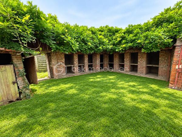 RARE SUR LE MARCHÉ – CHARME, AUTHENTICITÉ ET RÉNOVATION DE QUALITÉ !

Amoureux de poutres , de belles pierres, des volumes généreux et des maisons chargées d’histoire, laissez-vous séduire par cette magnifique maison de caractère, idéalement située à seulement 3 minutes de Chaumont-en-Vexin.

Ayant su préserver tout son charme et son authenticité, cette propriété a bénéficié d’une belle rénovation alliant le cachet de l’ancien au confort d’aujourd’hui, avec notamment de bonnes performances énergétiques.

Dès l’entrée, le ton est donné : de beaux espaces de vie, une atmosphère chaleureuse et des prestations de qualité.

Au rez-de-chaussée, vous découvrirez :

    Une entrée avec WC.
    Une belle salle à manger de 24 m².
    Une cuisine de 13 m².
    Un spectaculaire salon cathédrale de 67 m², véritable pièce maîtresse de la maison, sublimé par une magnifique cheminée permettant également d’assurer un chauffage central au bois.
    Une chambre de plain-pied, véritable atout au quotidien.

À l’étage :

Un agréable palier dessert trois chambres, dont une spacieuse chambre de 22 m².

La maison bénéficie également d’un sous-sol total comprenant notamment un vaste espace de 63 m² ainsi qu’une superbe cave voûtée en pierre de taille de 18 m², véritable témoignage du caractère authentique de cette propriété.

À l’extérieur, vous profiterez d’un terrain de 715 m², agrémenté d’une magnifique terrasse de 56 m² exposée Ouest, parfaite pour savourer les belles soirées ensoleillées.

Un garage de 17 m² complète l’ensemble.

Côté prestations :

    Toiture intégralement refaite avec sous-toiture.
    Rénovation soignée et bonnes performances énergétiques.
    Chauffage central au bois grâce à la cheminée.
    Assainissement individuel par fosse septique.
    Maison parfaitement entretenue.
    Volumes exceptionnels et cachet préservé.

UN BIEN RARE, UNE ÂME, UN VÉRITABLE COUP DE CŒUR ! 

Cette propriété séduira les acquéreurs à la recherche d’une maison authentique, chaleureuse et pleine de personnalité, sans compromis sur le confort et la qualité des prestations.

Une visite s’impose pour apprécier pleinement le charme et les volumes de cette maison unique !