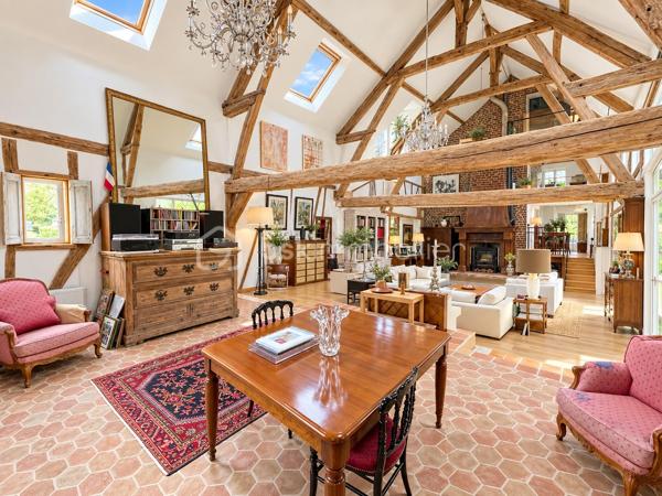 RARE SUR LE MARCHÉ – CHARME, AUTHENTICITÉ ET RÉNOVATION DE QUALITÉ !

Amoureux de poutres , de belles pierres, des volumes généreux et des maisons chargées d’histoire, laissez-vous séduire par cette magnifique maison de caractère, idéalement située à seulement 3 minutes de Chaumont-en-Vexin.

Ayant su préserver tout son charme et son authenticité, cette propriété a bénéficié d’une belle rénovation alliant le cachet de l’ancien au confort d’aujourd’hui, avec notamment de bonnes performances énergétiques.

Dès l’entrée, le ton est donné : de beaux espaces de vie, une atmosphère chaleureuse et des prestations de qualité.

Au rez-de-chaussée, vous découvrirez :

    Une entrée avec WC.
    Une belle salle à manger de 24 m².
    Une cuisine de 13 m².
    Un spectaculaire salon cathédrale de 67 m², véritable pièce maîtresse de la maison, sublimé par une magnifique cheminée permettant également d’assurer un chauffage central au bois.
    Une chambre de plain-pied, véritable atout au quotidien.

À l’étage :

Un agréable palier dessert trois chambres, dont une spacieuse chambre de 22 m².

La maison bénéficie également d’un sous-sol total comprenant notamment un vaste espace de 63 m² ainsi qu’une superbe cave voûtée en pierre de taille de 18 m², véritable témoignage du caractère authentique de cette propriété.

À l’extérieur, vous profiterez d’un terrain de 715 m², agrémenté d’une magnifique terrasse de 56 m² exposée Ouest, parfaite pour savourer les belles soirées ensoleillées.

Un garage de 17 m² complète l’ensemble.

Côté prestations :

    Toiture intégralement refaite avec sous-toiture.
    Rénovation soignée et bonnes performances énergétiques.
    Chauffage central au bois grâce à la cheminée.
    Assainissement individuel par fosse septique.
    Maison parfaitement entretenue.
    Volumes exceptionnels et cachet préservé.

UN BIEN RARE, UNE ÂME, UN VÉRITABLE COUP DE CŒUR ! 

Cette propriété séduira les acquéreurs à la recherche d’une maison authentique, chaleureuse et pleine de personnalité, sans compromis sur le confort et la qualité des prestations.

Une visite s’impose pour apprécier pleinement le charme et les volumes de cette maison unique !