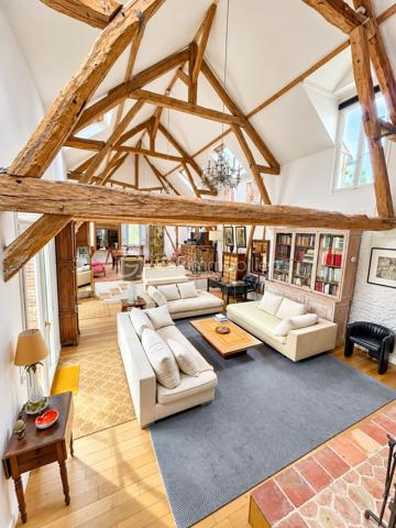 RARE SUR LE MARCHÉ – CHARME, AUTHENTICITÉ ET RÉNOVATION DE QUALITÉ !

Amoureux de poutres , de belles pierres, des volumes généreux et des maisons chargées d’histoire, laissez-vous séduire par cette magnifique maison de caractère, idéalement située à seulement 3 minutes de Chaumont-en-Vexin.

Ayant su préserver tout son charme et son authenticité, cette propriété a bénéficié d’une belle rénovation alliant le cachet de l’ancien au confort d’aujourd’hui, avec notamment de bonnes performances énergétiques.

Dès l’entrée, le ton est donné : de beaux espaces de vie, une atmosphère chaleureuse et des prestations de qualité.

Au rez-de-chaussée, vous découvrirez :

    Une entrée avec WC.
    Une belle salle à manger de 24 m².
    Une cuisine de 13 m².
    Un spectaculaire salon cathédrale de 67 m², véritable pièce maîtresse de la maison, sublimé par une magnifique cheminée permettant également d’assurer un chauffage central au bois.
    Une chambre de plain-pied, véritable atout au quotidien.

À l’étage :

Un agréable palier dessert trois chambres, dont une spacieuse chambre de 22 m².

La maison bénéficie également d’un sous-sol total comprenant notamment un vaste espace de 63 m² ainsi qu’une superbe cave voûtée en pierre de taille de 18 m², véritable témoignage du caractère authentique de cette propriété.

À l’extérieur, vous profiterez d’un terrain de 715 m², agrémenté d’une magnifique terrasse de 56 m² exposée Ouest, parfaite pour savourer les belles soirées ensoleillées.

Un garage de 17 m² complète l’ensemble.

Côté prestations :

    Toiture intégralement refaite avec sous-toiture.
    Rénovation soignée et bonnes performances énergétiques.
    Chauffage central au bois grâce à la cheminée.
    Assainissement individuel par fosse septique.
    Maison parfaitement entretenue.
    Volumes exceptionnels et cachet préservé.

UN BIEN RARE, UNE ÂME, UN VÉRITABLE COUP DE CŒUR ! 

Cette propriété séduira les acquéreurs à la recherche d’une maison authentique, chaleureuse et pleine de personnalité, sans compromis sur le confort et la qualité des prestations.

Une visite s’impose pour apprécier pleinement le charme et les volumes de cette maison unique !
