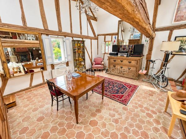 RARE SUR LE MARCHÉ – CHARME, AUTHENTICITÉ ET RÉNOVATION DE QUALITÉ !

Amoureux de poutres , de belles pierres, des volumes généreux et des maisons chargées d’histoire, laissez-vous séduire par cette magnifique maison de caractère, idéalement située à seulement 3 minutes de Chaumont-en-Vexin.

Ayant su préserver tout son charme et son authenticité, cette propriété a bénéficié d’une belle rénovation alliant le cachet de l’ancien au confort d’aujourd’hui, avec notamment de bonnes performances énergétiques.

Dès l’entrée, le ton est donné : de beaux espaces de vie, une atmosphère chaleureuse et des prestations de qualité.

Au rez-de-chaussée, vous découvrirez :

    Une entrée avec WC.
    Une belle salle à manger de 24 m².
    Une cuisine de 13 m².
    Un spectaculaire salon cathédrale de 67 m², véritable pièce maîtresse de la maison, sublimé par une magnifique cheminée permettant également d’assurer un chauffage central au bois.
    Une chambre de plain-pied, véritable atout au quotidien.

À l’étage :

Un agréable palier dessert trois chambres, dont une spacieuse chambre de 22 m².

La maison bénéficie également d’un sous-sol total comprenant notamment un vaste espace de 63 m² ainsi qu’une superbe cave voûtée en pierre de taille de 18 m², véritable témoignage du caractère authentique de cette propriété.

À l’extérieur, vous profiterez d’un terrain de 715 m², agrémenté d’une magnifique terrasse de 56 m² exposée Ouest, parfaite pour savourer les belles soirées ensoleillées.

Un garage de 17 m² complète l’ensemble.

Côté prestations :

    Toiture intégralement refaite avec sous-toiture.
    Rénovation soignée et bonnes performances énergétiques.
    Chauffage central au bois grâce à la cheminée.
    Assainissement individuel par fosse septique.
    Maison parfaitement entretenue.
    Volumes exceptionnels et cachet préservé.

UN BIEN RARE, UNE ÂME, UN VÉRITABLE COUP DE CŒUR ! 

Cette propriété séduira les acquéreurs à la recherche d’une maison authentique, chaleureuse et pleine de personnalité, sans compromis sur le confort et la qualité des prestations.

Une visite s’impose pour apprécier pleinement le charme et les volumes de cette maison unique !