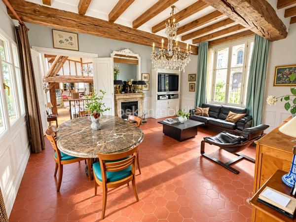 RARE SUR LE MARCHÉ – CHARME, AUTHENTICITÉ ET RÉNOVATION DE QUALITÉ !

Amoureux de poutres , de belles pierres, des volumes généreux et des maisons chargées d’histoire, laissez-vous séduire par cette magnifique maison de caractère, idéalement située à seulement 3 minutes de Chaumont-en-Vexin.

Ayant su préserver tout son charme et son authenticité, cette propriété a bénéficié d’une belle rénovation alliant le cachet de l’ancien au confort d’aujourd’hui, avec notamment de bonnes performances énergétiques.

Dès l’entrée, le ton est donné : de beaux espaces de vie, une atmosphère chaleureuse et des prestations de qualité.

Au rez-de-chaussée, vous découvrirez :

    Une entrée avec WC.
    Une belle salle à manger de 24 m².
    Une cuisine de 13 m².
    Un spectaculaire salon cathédrale de 67 m², véritable pièce maîtresse de la maison, sublimé par une magnifique cheminée permettant également d’assurer un chauffage central au bois.
    Une chambre de plain-pied, véritable atout au quotidien.

À l’étage :

Un agréable palier dessert trois chambres, dont une spacieuse chambre de 22 m².

La maison bénéficie également d’un sous-sol total comprenant notamment un vaste espace de 63 m² ainsi qu’une superbe cave voûtée en pierre de taille de 18 m², véritable témoignage du caractère authentique de cette propriété.

À l’extérieur, vous profiterez d’un terrain de 715 m², agrémenté d’une magnifique terrasse de 56 m² exposée Ouest, parfaite pour savourer les belles soirées ensoleillées.

Un garage de 17 m² complète l’ensemble.

Côté prestations :

    Toiture intégralement refaite avec sous-toiture.
    Rénovation soignée et bonnes performances énergétiques.
    Chauffage central au bois grâce à la cheminée.
    Assainissement individuel par fosse septique.
    Maison parfaitement entretenue.
    Volumes exceptionnels et cachet préservé.

UN BIEN RARE, UNE ÂME, UN VÉRITABLE COUP DE CŒUR ! 

Cette propriété séduira les acquéreurs à la recherche d’une maison authentique, chaleureuse et pleine de personnalité, sans compromis sur le confort et la qualité des prestations.

Une visite s’impose pour apprécier pleinement le charme et les volumes de cette maison unique !