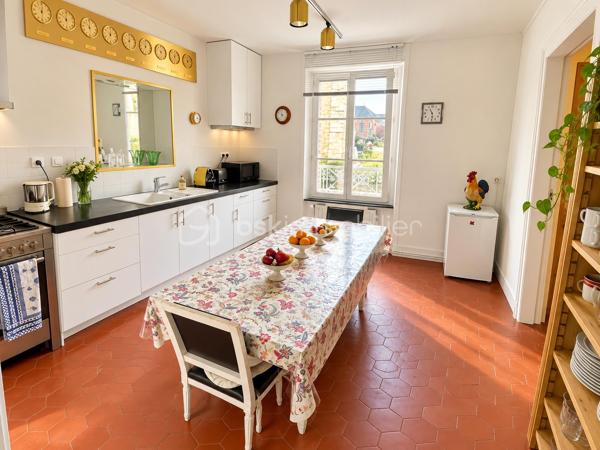 RARE SUR LE MARCHÉ – CHARME, AUTHENTICITÉ ET RÉNOVATION DE QUALITÉ !

Amoureux de poutres , de belles pierres, des volumes généreux et des maisons chargées d’histoire, laissez-vous séduire par cette magnifique maison de caractère, idéalement située à seulement 3 minutes de Chaumont-en-Vexin.

Ayant su préserver tout son charme et son authenticité, cette propriété a bénéficié d’une belle rénovation alliant le cachet de l’ancien au confort d’aujourd’hui, avec notamment de bonnes performances énergétiques.

Dès l’entrée, le ton est donné : de beaux espaces de vie, une atmosphère chaleureuse et des prestations de qualité.

Au rez-de-chaussée, vous découvrirez :

    Une entrée avec WC.
    Une belle salle à manger de 24 m².
    Une cuisine de 13 m².
    Un spectaculaire salon cathédrale de 67 m², véritable pièce maîtresse de la maison, sublimé par une magnifique cheminée permettant également d’assurer un chauffage central au bois.
    Une chambre de plain-pied, véritable atout au quotidien.

À l’étage :

Un agréable palier dessert trois chambres, dont une spacieuse chambre de 22 m².

La maison bénéficie également d’un sous-sol total comprenant notamment un vaste espace de 63 m² ainsi qu’une superbe cave voûtée en pierre de taille de 18 m², véritable témoignage du caractère authentique de cette propriété.

À l’extérieur, vous profiterez d’un terrain de 715 m², agrémenté d’une magnifique terrasse de 56 m² exposée Ouest, parfaite pour savourer les belles soirées ensoleillées.

Un garage de 17 m² complète l’ensemble.

Côté prestations :

    Toiture intégralement refaite avec sous-toiture.
    Rénovation soignée et bonnes performances énergétiques.
    Chauffage central au bois grâce à la cheminée.
    Assainissement individuel par fosse septique.
    Maison parfaitement entretenue.
    Volumes exceptionnels et cachet préservé.

UN BIEN RARE, UNE ÂME, UN VÉRITABLE COUP DE CŒUR ! 

Cette propriété séduira les acquéreurs à la recherche d’une maison authentique, chaleureuse et pleine de personnalité, sans compromis sur le confort et la qualité des prestations.

Une visite s’impose pour apprécier pleinement le charme et les volumes de cette maison unique !