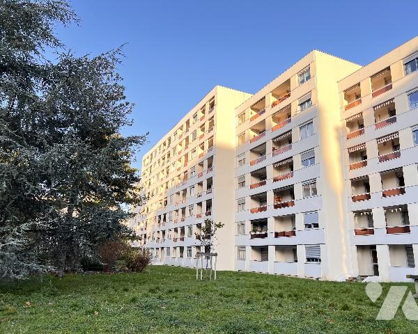 LYON 8 - Saint-Romain - T2 loué de 61,13 m² avec parking privatif dans résidence avec gardien.