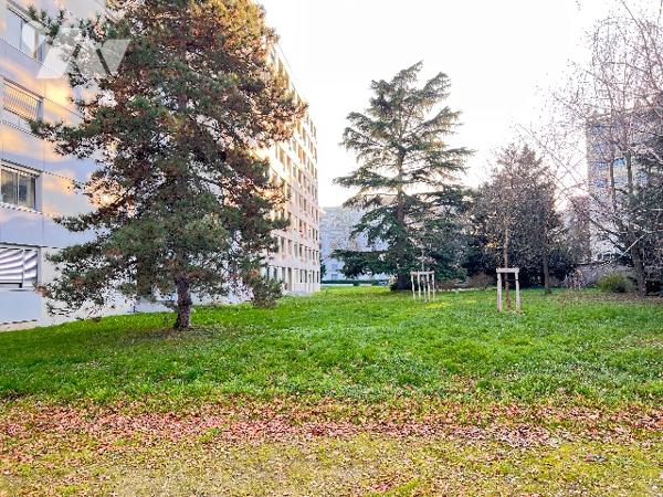 LYON 8 - Saint-Romain - T2 loué de 61,13 m² avec parking privatif dans résidence avec gardien.