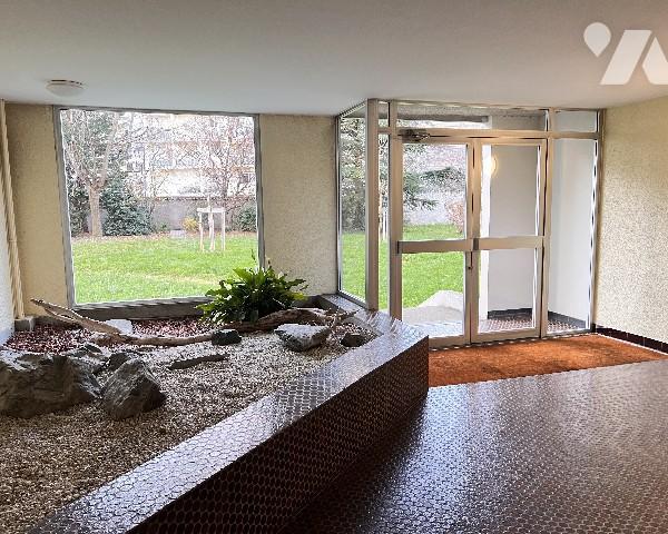 LYON 8 - Saint-Romain - T2 loué de 61,13 m² avec parking privatif dans résidence avec gardien.