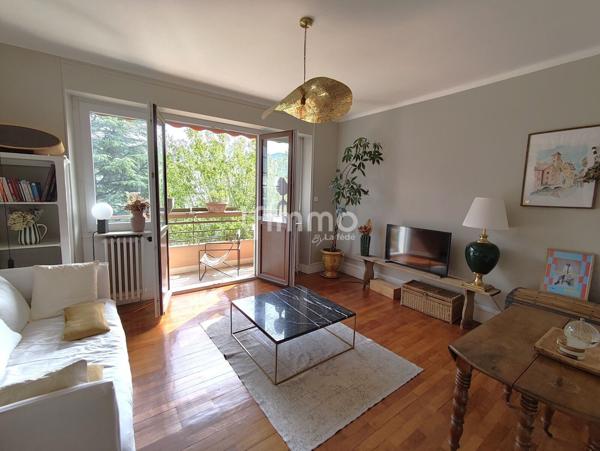 Proche du lac T2 traversant avec double balcon, cave et grenier