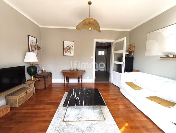 Proche du lac T2 traversant avec double balcon, cave et grenier