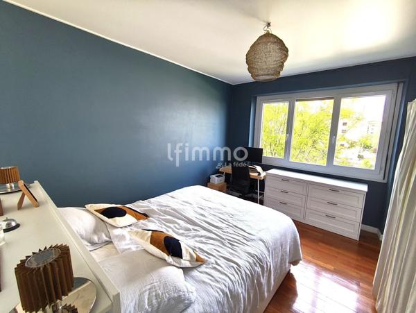 Proche du lac T2 traversant avec double balcon, cave et grenier