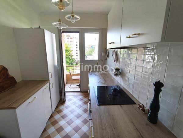 Proche du lac T2 traversant avec double balcon, cave et grenier