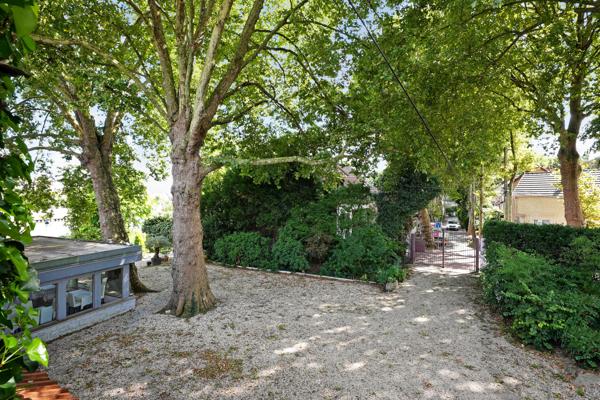 Propriete
                                                                                                                                                                                                                                                                                                                        17 pièce(s)                                                                                                                                                                                                          9 chambre(s)                                                                                                                                                                                                          436  m²