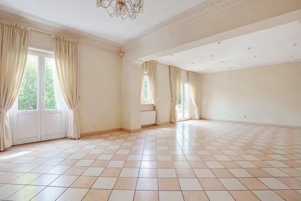 Propriete
                                                                                                                                                                                                                                                                                                                        17 pièce(s)                                                                                                                                                                                                          9 chambre(s)                                                                                                                                                                                                          436  m²