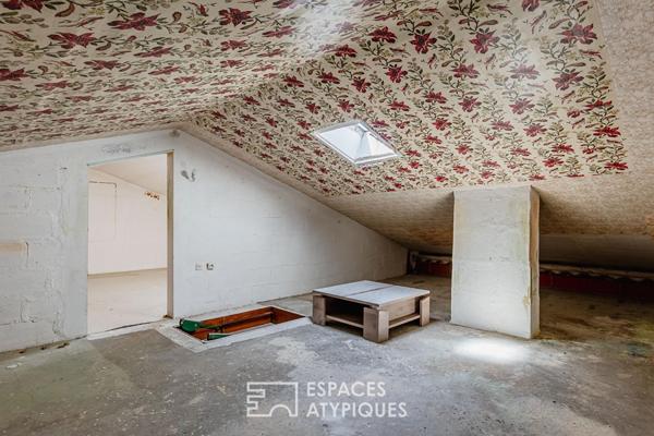 Pavillon au calme avec potentiel à révéler sous les toits