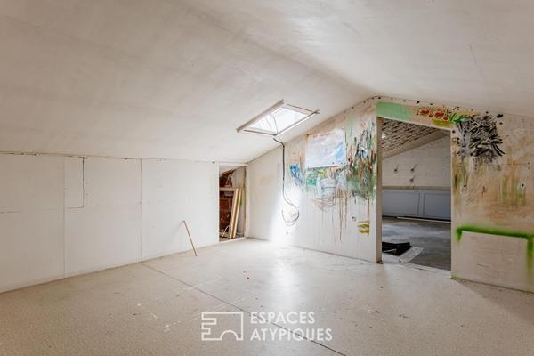 Pavillon au calme avec potentiel à révéler sous les toits