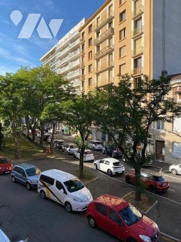 n lot de deux appartements de type T3 de 68.10m² et 83.13m² surfaces Carrez au premier étage d’une c