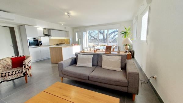 Appartement 105 m2 - pièce de vie avec cuisine ouverte - 1 suite parentale - 2 chambres - 2 salles de bains - 2 grandes terrasses et 2 places de  privatives