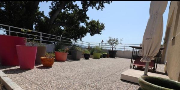 Appartement 105 m2 - pièce de vie avec cuisine ouverte - 1 suite parentale - 2 chambres - 2 salles de bains - 2 grandes terrasses et 2 places de  privatives