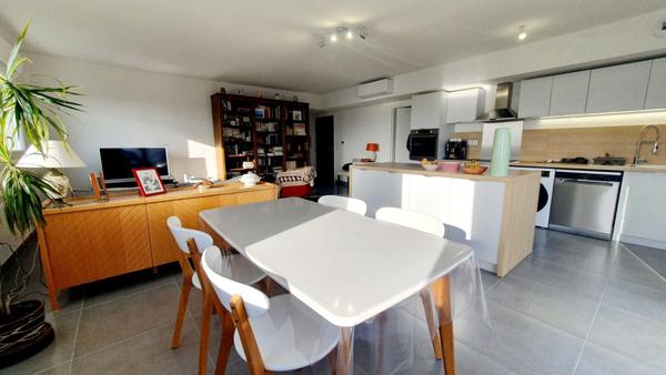 Appartement 105 m2 - pièce de vie avec cuisine ouverte - 1 suite parentale - 2 chambres - 2 salles de bains - 2 grandes terrasses et 2 places de  privatives