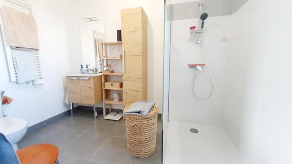 Appartement 105 m2 - pièce de vie avec cuisine ouverte - 1 suite parentale - 2 chambres - 2 salles de bains - 2 grandes terrasses et 2 places de  privatives