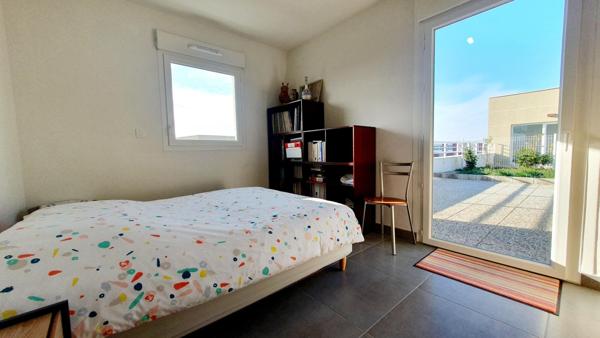 Appartement 105 m2 - pièce de vie avec cuisine ouverte - 1 suite parentale - 2 chambres - 2 salles de bains - 2 grandes terrasses et 2 places de  privatives