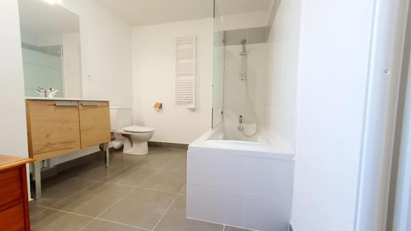 Appartement 105 m2 - pièce de vie avec cuisine ouverte - 1 suite parentale - 2 chambres - 2 salles de bains - 2 grandes terrasses et 2 places de  privatives