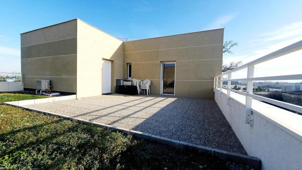 Appartement 105 m2 - pièce de vie avec cuisine ouverte - 1 suite parentale - 2 chambres - 2 salles de bains - 2 grandes terrasses et 2 places de  privatives