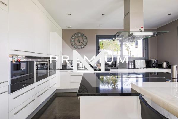 VILLA COMTEMPORAINE AVEC PISCINE - VUE BELLEDONNE | Premium Immobilier