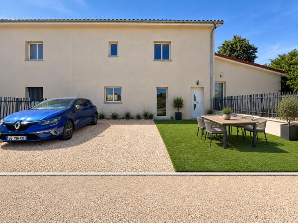 MISÉRIEUX – MAISON DE VILLAGE ENTIEREMENT RÉNOVÉE DANS CORPS DE FERME –100 M² – 3 CHAMBRES – JARDIN PARKINGS