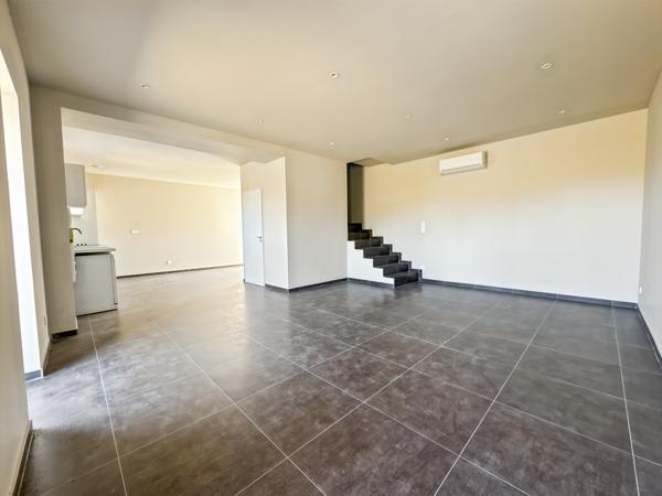 MISÉRIEUX – MAISON DE VILLAGE ENTIEREMENT RÉNOVÉE DANS CORPS DE FERME –100 M² – 3 CHAMBRES – JARDIN PARKINGS