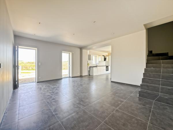 MISÉRIEUX – MAISON DE VILLAGE ENTIEREMENT RÉNOVÉE DANS CORPS DE FERME –100 M² – 3 CHAMBRES – JARDIN PARKINGS