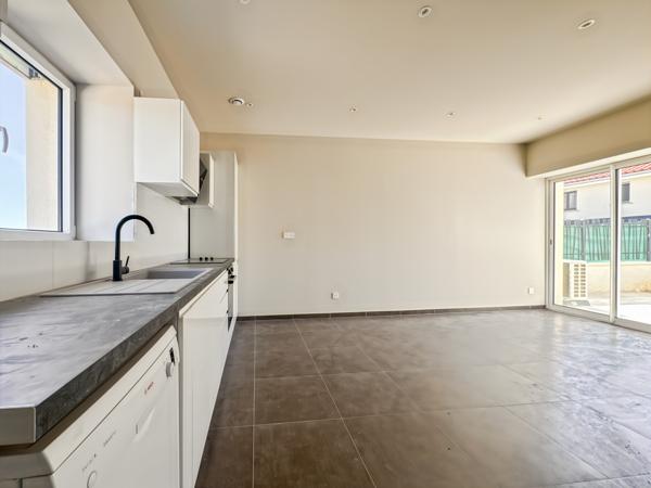 MISÉRIEUX – MAISON DE VILLAGE ENTIEREMENT RÉNOVÉE DANS CORPS DE FERME –100 M² – 3 CHAMBRES – JARDIN PARKINGS
