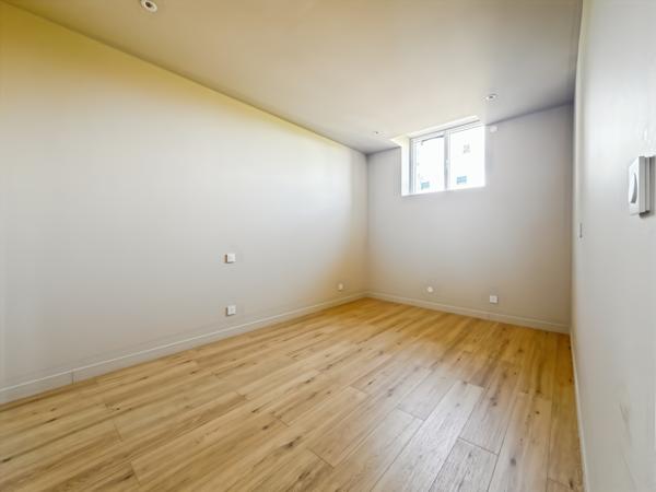 MISÉRIEUX – MAISON DE VILLAGE ENTIEREMENT RÉNOVÉE DANS CORPS DE FERME –100 M² – 3 CHAMBRES – JARDIN PARKINGS