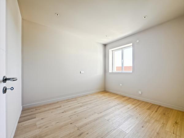 MISÉRIEUX – MAISON DE VILLAGE ENTIEREMENT RÉNOVÉE DANS CORPS DE FERME –100 M² – 3 CHAMBRES – JARDIN PARKINGS
