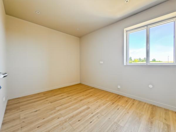 MISÉRIEUX – MAISON DE VILLAGE ENTIEREMENT RÉNOVÉE DANS CORPS DE FERME –100 M² – 3 CHAMBRES – JARDIN PARKINGS