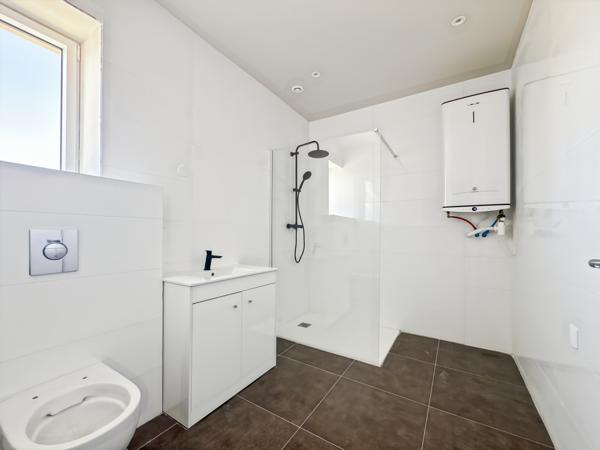 MISÉRIEUX – MAISON DE VILLAGE ENTIEREMENT RÉNOVÉE DANS CORPS DE FERME –100 M² – 3 CHAMBRES – JARDIN PARKINGS