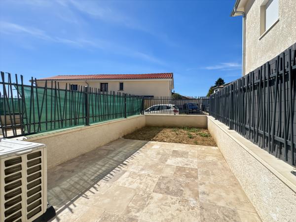 MISÉRIEUX – MAISON DE VILLAGE ENTIEREMENT RÉNOVÉE DANS CORPS DE FERME –100 M² – 3 CHAMBRES – JARDIN PARKINGS