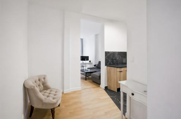 PARIS 17e – RUE DE TOCQUEVILLE – 3 PIÈCES – 2 CHAMBRES – 50 M² – ASCENSEUR – DPE C