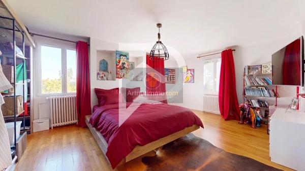 Vente                                                      Maison
                        
                     11 pièces                      306 m2                     à Palaiseau