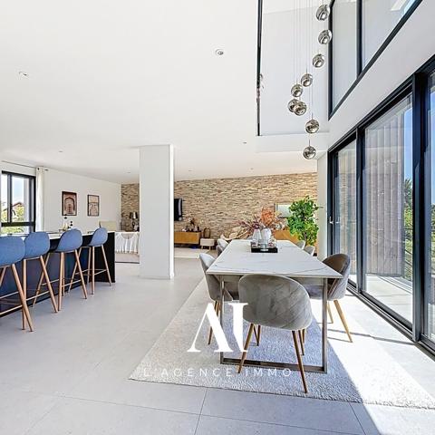 Maison individuelle de 196 m² avec jardin, terrasse et appartement indépendant à Divonne-les-Bains 01220