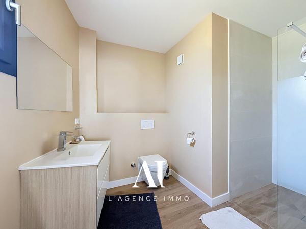 Maison individuelle de 196 m² avec jardin, terrasse et appartement indépendant à Divonne-les-Bains 01220